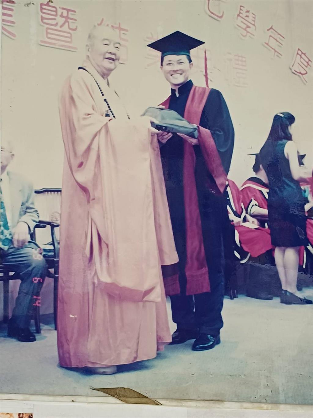 1999年南華管理學院與星雲大師合照.jpg